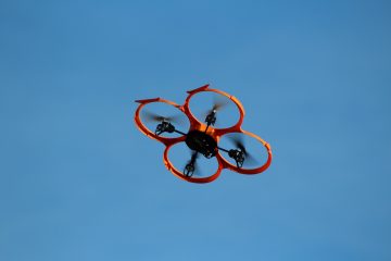 Drohne fliegt am Himmel